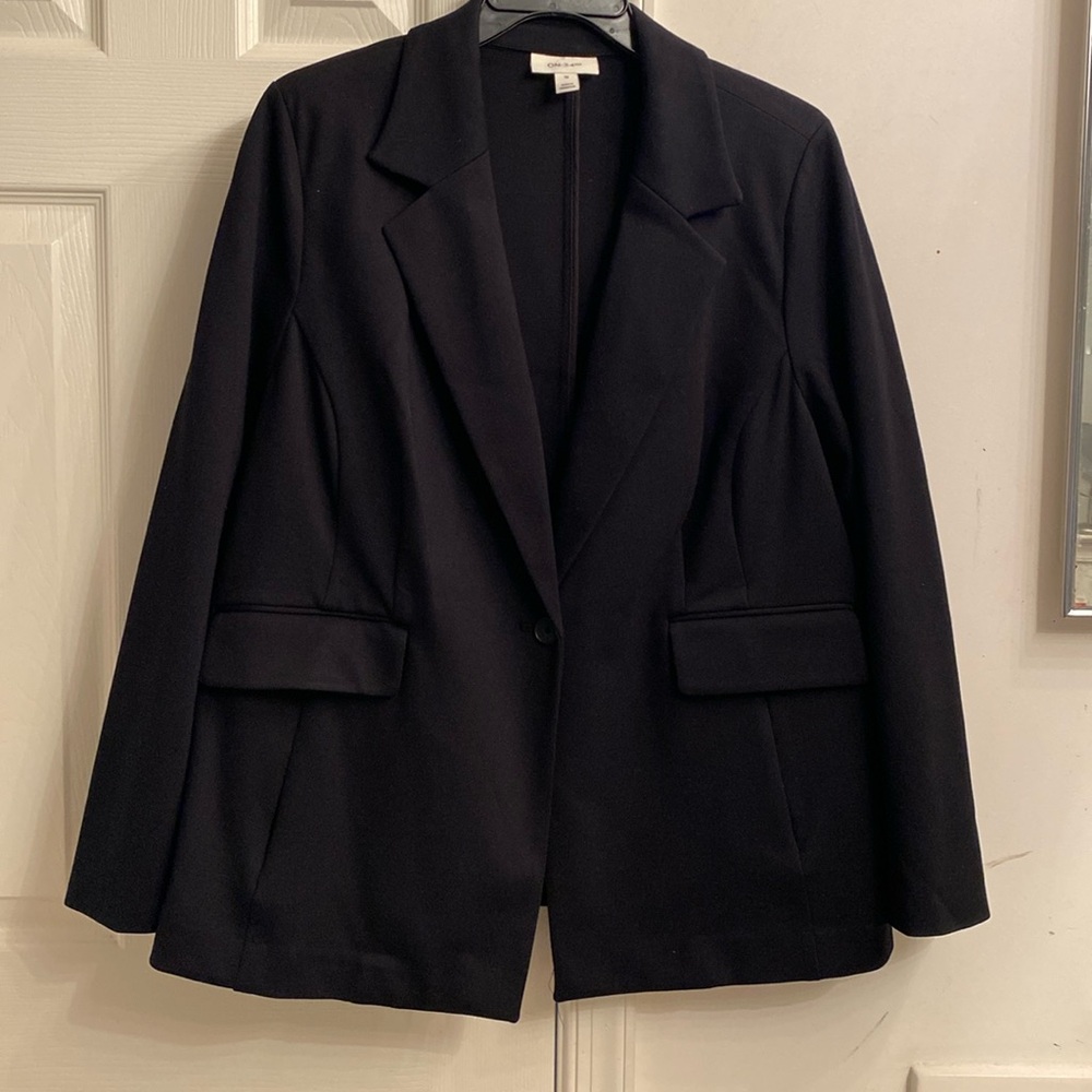 On-34th Nice blazer with 2 pockets and back slit.